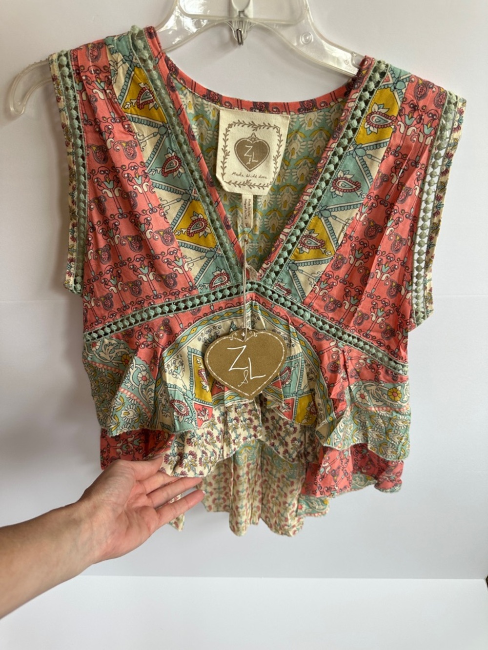 NWT Z&L Multicolor Floral V-Neck Ruffle top, medium